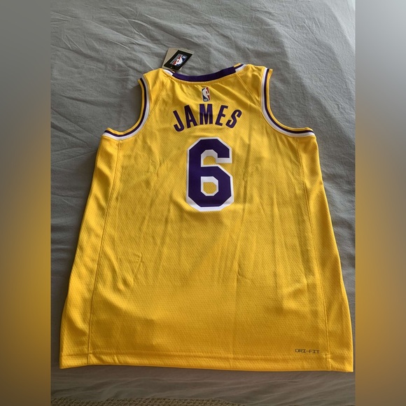 Unisex Los Angeles Lakers LeBron James Nike Gold Swingman Jersey. - Picture 2 of 2